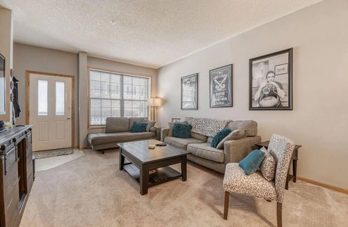 Blaine House | 2 bed 1.5 bath in Blaine, Mn in Club West-for 3m Open & Target USA attendance.