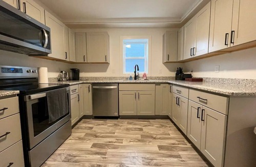 Kutzky Park House | 2 Bedroom Apartment, Walk To Mayo, Free Parking