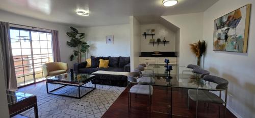 Pico - Robertson Apartment | 2 Bedroom Apt 5 minutes from Rodeo Dr Walk to Restaurants and Markets