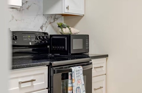 Plymouth Apartment | 2-bedroom corporate apartment in delightful Plymouth with AC