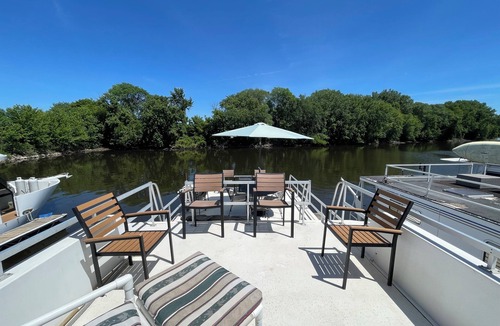 La Crosse Boat Rental | 2-bedroom house boat in beautiful La Crosse with AC comfort