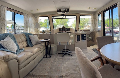 La Crosse Boat Rental | 2-bedroom house boat in beautiful La Crosse with AC comfort