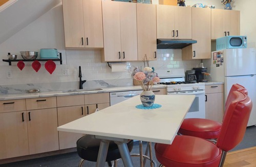 Passyunk Square House | 2-bedroom Rowhome w/AC in South Philly 10 min to Plane/Train & 5 min to Stadium