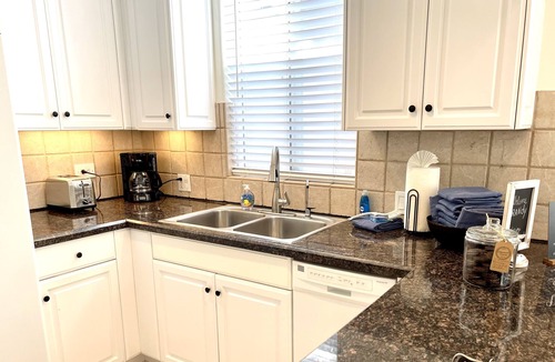 West Newport Apartment | 2-blocks to beach, Private Rooftop Deck!