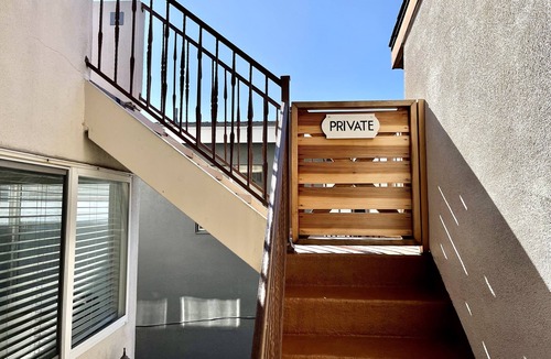 West Newport Apartment | 2-blocks to beach, Private Rooftop Deck!