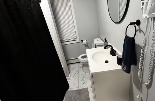 Mount Pleasant Apartment | 2 BR. Free Parking. 7 min to Federal Hill. APT 2