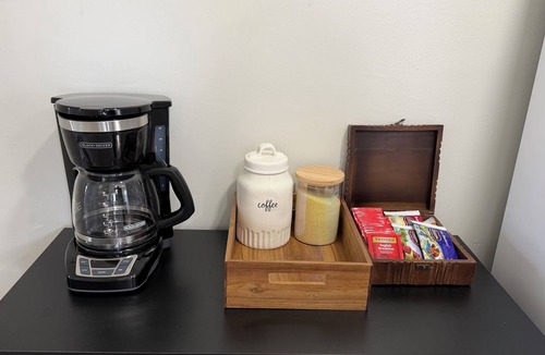 Westchester House | 2 BR Home near LAX & SoFi & Kia Forum with private parking.