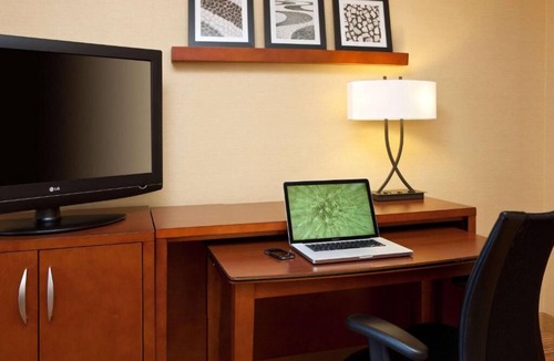 Woburn House | 2 Classy Units! FREE Parking, Pets Allowed, Close to USS Constitution Museum!
