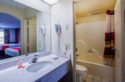 Port Allen Hotel | 2 Clean Rooms | Bright LSU Stay Close to Restaurants and Shopping Spot