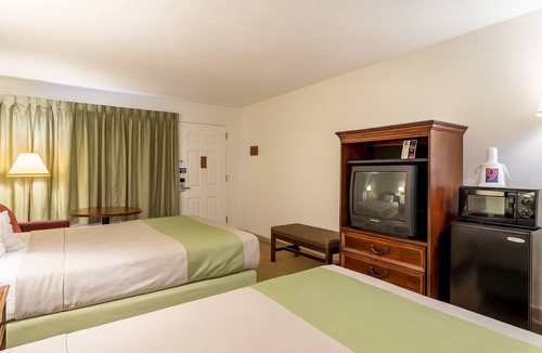 Edgewood Hotel | 2 Comfortable Rooms w/Nearby Edgewood Attractions