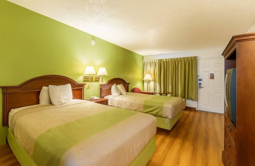 Edgewood Hotel | 2 Comfortable Rooms w/Nearby Edgewood Attractions