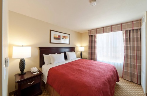 Barstow Hotel | 2 Convenient Rooms for Families Near Mojave Preserve + Free Breakfast Perks