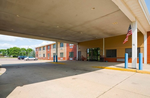 Redwood Falls Apartment | 2 Full Beds | Non-Smoking