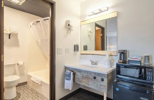 Pinnacles Entrance Badlands Hotel | 2-Hansen Inn & Cabins, Room, Double Queen, Ground Floor, No Pets, No Smoking
