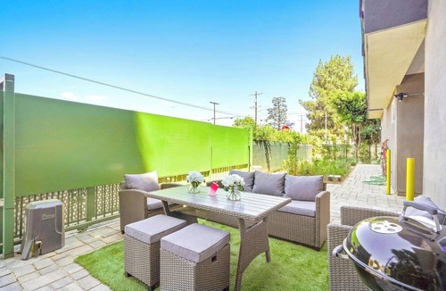 North Hills East House | 2 Homes in 1: Sleeps 29. Family Fun. By Universal