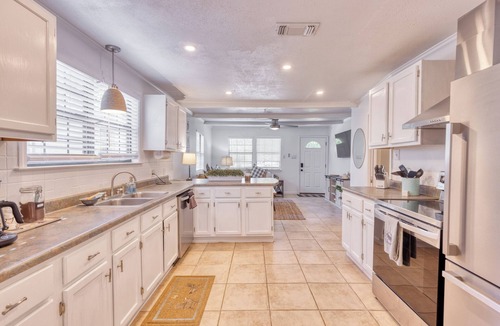 Waveland Cottage | 2 Kings by Beach n' Bay 3 blocks away