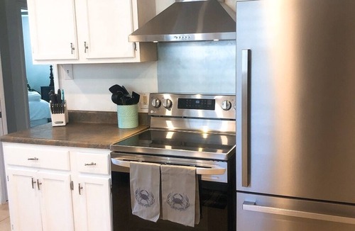 Waveland Cottage | 2 Kings by Beach n' Bay 3 blocks away