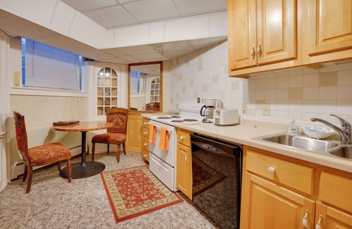 Lowry Hill Apartment | 2 Mi to Dtwn Minneapolis: Lowry Hill Apt w/Patio