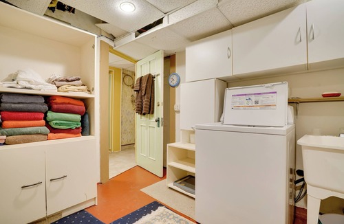Lowry Hill Apartment | 2 Mi to Dtwn Minneapolis: Lowry Hill Apt w/Patio