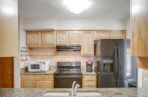 Kenner - Louis Armstrong International Airport House | 2 Mi to Lake! Townhome w/Pool Access in Kenner