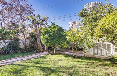 Westwood House | 2 Mi to Rodeo Drive: Ranch-Style Home w/Yard!