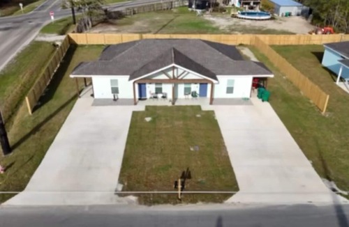 Waveland House | 2 minutes to the Beach! Centrally located and family friendly vacation retreat!