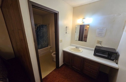 Eagle Grove Apartment | 2 Queen Beds Non-Smoking