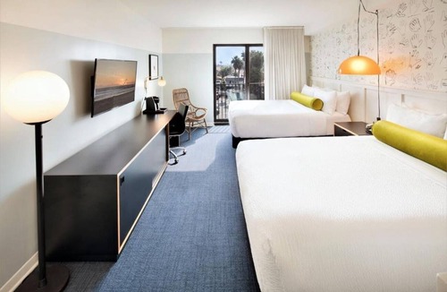 Venice Hotel | 2 Queen Room | Venice City Views | Free Breakfast | Walk to Dining & Shopping