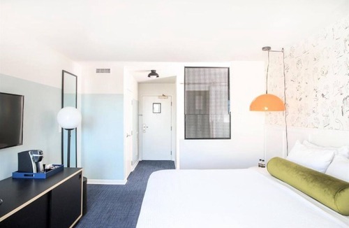 Venice Hotel | 2 Rooms w/Balcony | Kitchen | Rooftop Lounge | Free Breakfast | Pet friendly