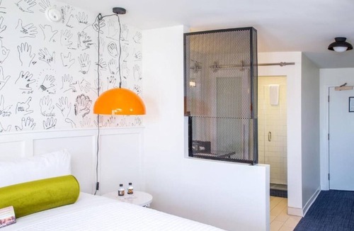 Venice Hotel | 2 Rooms w/Balcony | Kitchen | Rooftop Lounge | Free Breakfast | Pet friendly