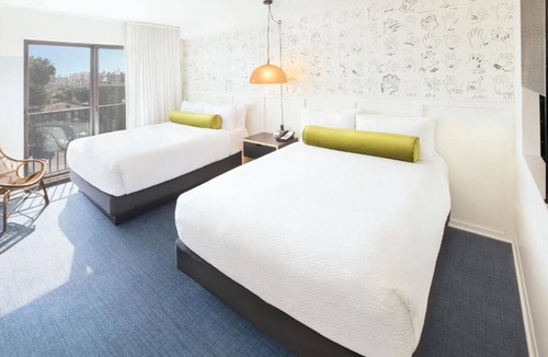 Venice Hotel | 2 Rooms w/Balcony | Kitchen | Rooftop Lounge | Free Breakfast | Pet friendly