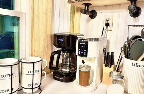 Independence Cabin | 2 Small Country Cabins - King, Queen & Bunkbeds - walk to Sardis Lake - WiFi