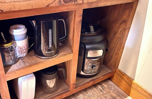 Independence Cabin | 2 Small Country Cabins - King, Queen & Bunkbeds - walk to Sardis Lake - WiFi