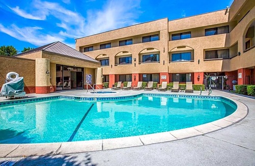 Ontario Hotel | 2-Star Hotel ∙ Baymont by Wyndham Ontario