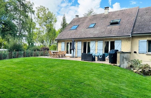 Saint-Maximin Villa | 200-square-meter vacation rental for 2 to 14 people—2 people included in the price