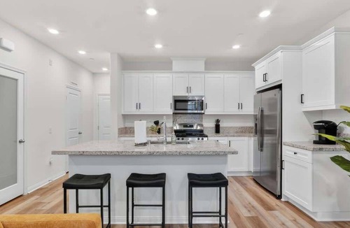 Santa Clarita House | 201 - Bright & Modern Valencia Townhome
