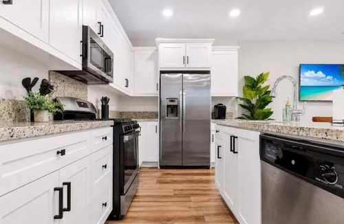 Santa Clarita House | 201 - Bright & Modern Valencia Townhome