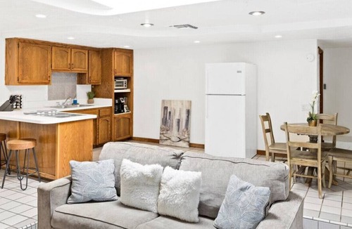 Baker Street House | 2134 Sacramento, Unit B (Back House) · Spacious 1BR House in Bakersfield