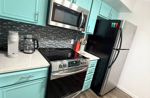 The Rose Garden Condo | 2br/2ba Well-Equipped Condo Gated Community. 3 Min Drive to Downtown PS