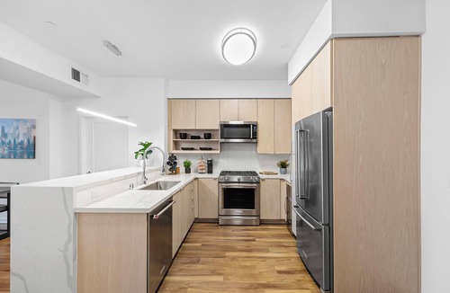 Carthay Circle Hotel | 2BR Apt Near BH & The Grove w/Parking & Pool