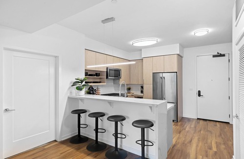 Carthay Circle Hotel | 2BR Apt Near BH & The Grove w/Parking & Pool