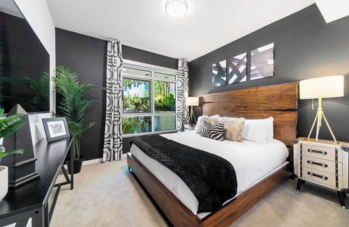 Carthay Circle Hotel | 2BR Apt Near BH & The Grove w/Parking & Pool