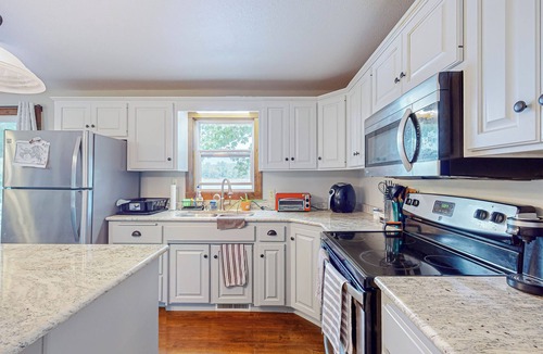 Deerwood Cabin | 2BR Cabin w/Shared Lake Access!