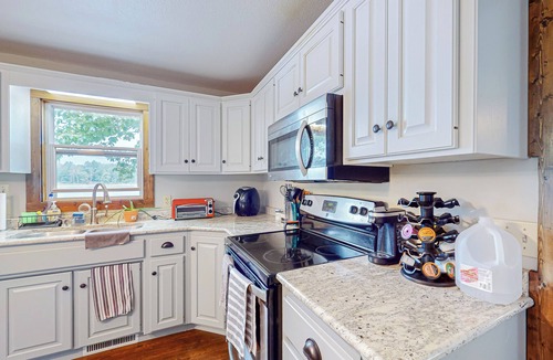 Deerwood Cabin | 2BR Cabin w/Shared Lake Access!