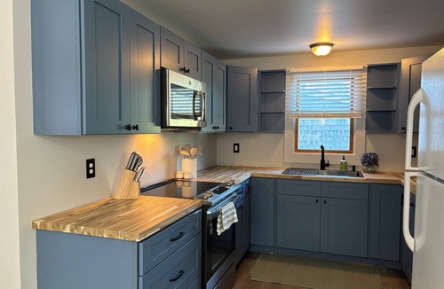 Plymouth Cottage | 2BR cottage steps to White Horse Beach. Sleeps Six.