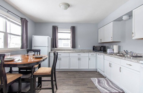 Fargo Apartment | 2BR I 4 mins to FargoDome, Free Pking, Queen x 2
