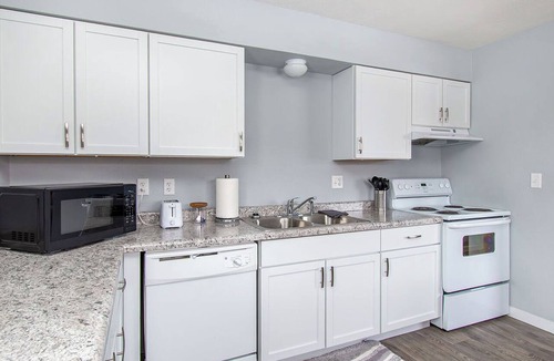 Fargo Apartment | 2BR I 4 mins to FargoDome, Free Pking, Queen x 2