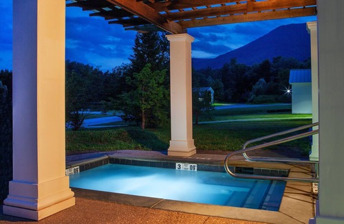 Manchester Apartment | 2BR Luxurious Suite + Pool & Hot Tub Access