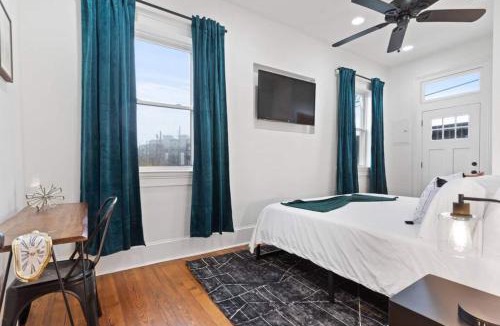 Mid-City House | 2BR retreat w kitchen & balcony