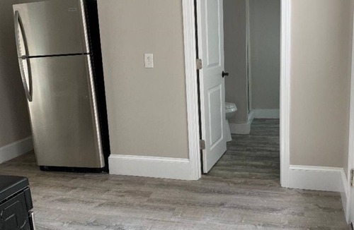 Top of the Hill Condo | 2BR-Sleeps6-Downtown Newport